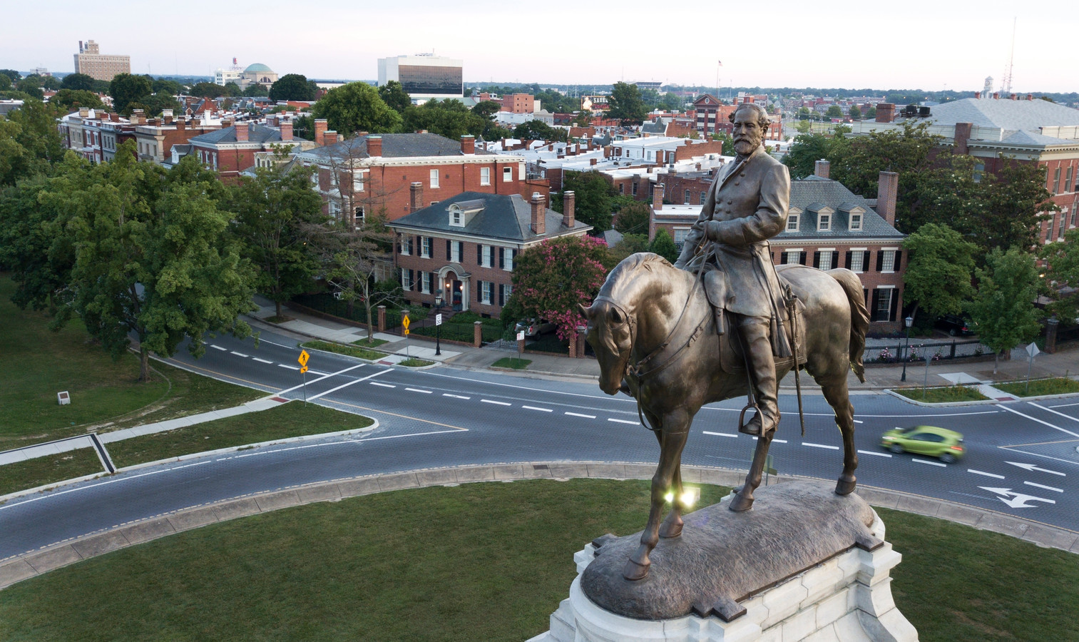 Het standbeeld van generaal Robert Lee in Charlottesville op archiefbeeld. Vier jaar na de rellen werd het weggehaald.