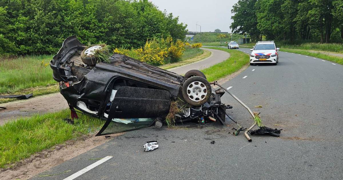 Enschedeër vliegt meermaals over de kop bij ongeval in Groenlo, voor bloedproef naar het ziekenhuis.
