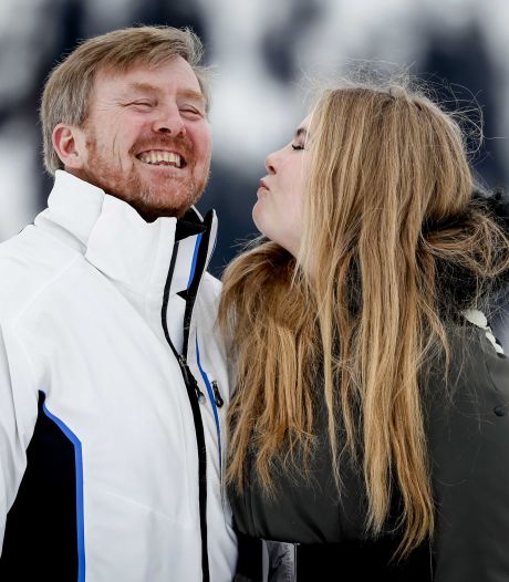 Amalia en Willem-Alexander laten zich van speelse kant zien tijdens fotosessie
