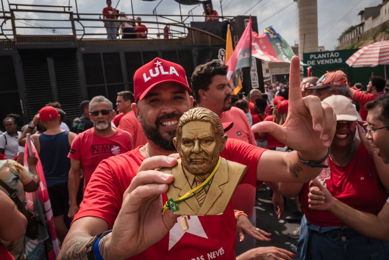 Aanhangers van Lula da Silva in Ribeirão das Neves, een voorstad van Belo Horizonte. Beeld Nicola Zolin