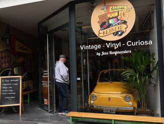 Hoe is deze knalgele Fiat 500L in deze vitrine geraakt? “Een kwestie van centimeters”