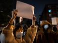 Demonstranten in Peking hielden vannacht blanco vellen omhoog.