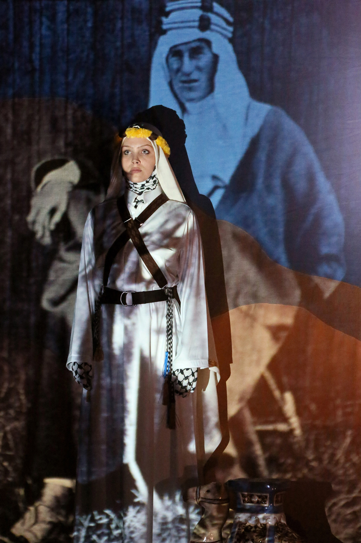 Pip Lucas als Lawrence of Arabia in de toneelversie van Marjolijn van Heemstra en Sadettin Kirmiziyüz. Beeld Sanne Peper