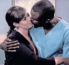 ‘Zwart-witte kus’ levert Zuid-Afrikaanse soap stroom aan racisme op: “Ik wil niet dat mijn kinderen dit zien”