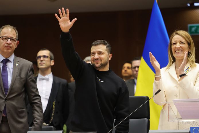 Het Europees Parlement donderdagmorgen: links president Zelenski, rechts van hem parlementsvoorzitter Roberta Metsola.