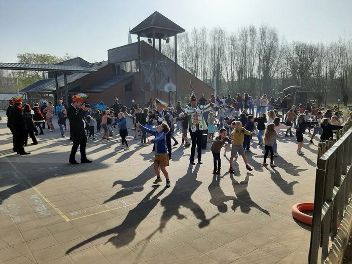 Vrijdagmorgen brachten Prins Carnaval Ditn en Hofmaarschalk Pedro I, samen met een delegatie carnavalisten, een bezoek aan de Poperingse scholen.