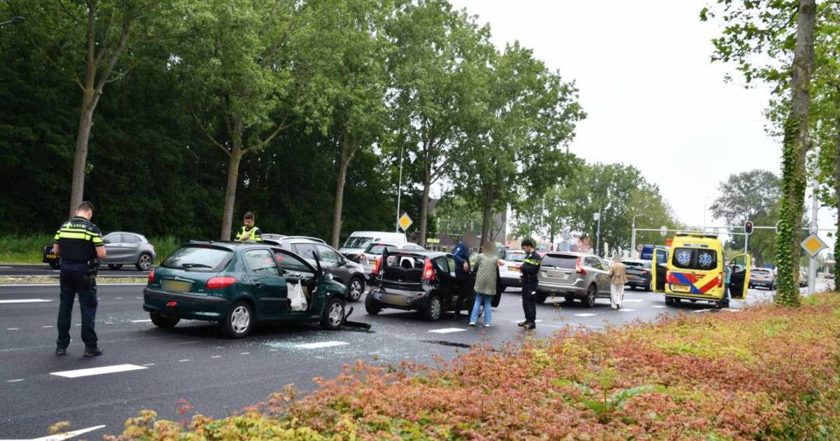Bestuurder test positief na botsing tussen vier autos op Schroeweg in Middelburg.