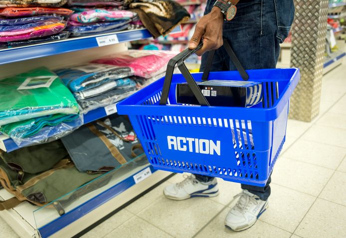 Een klant shopt bij budgetketen Action.