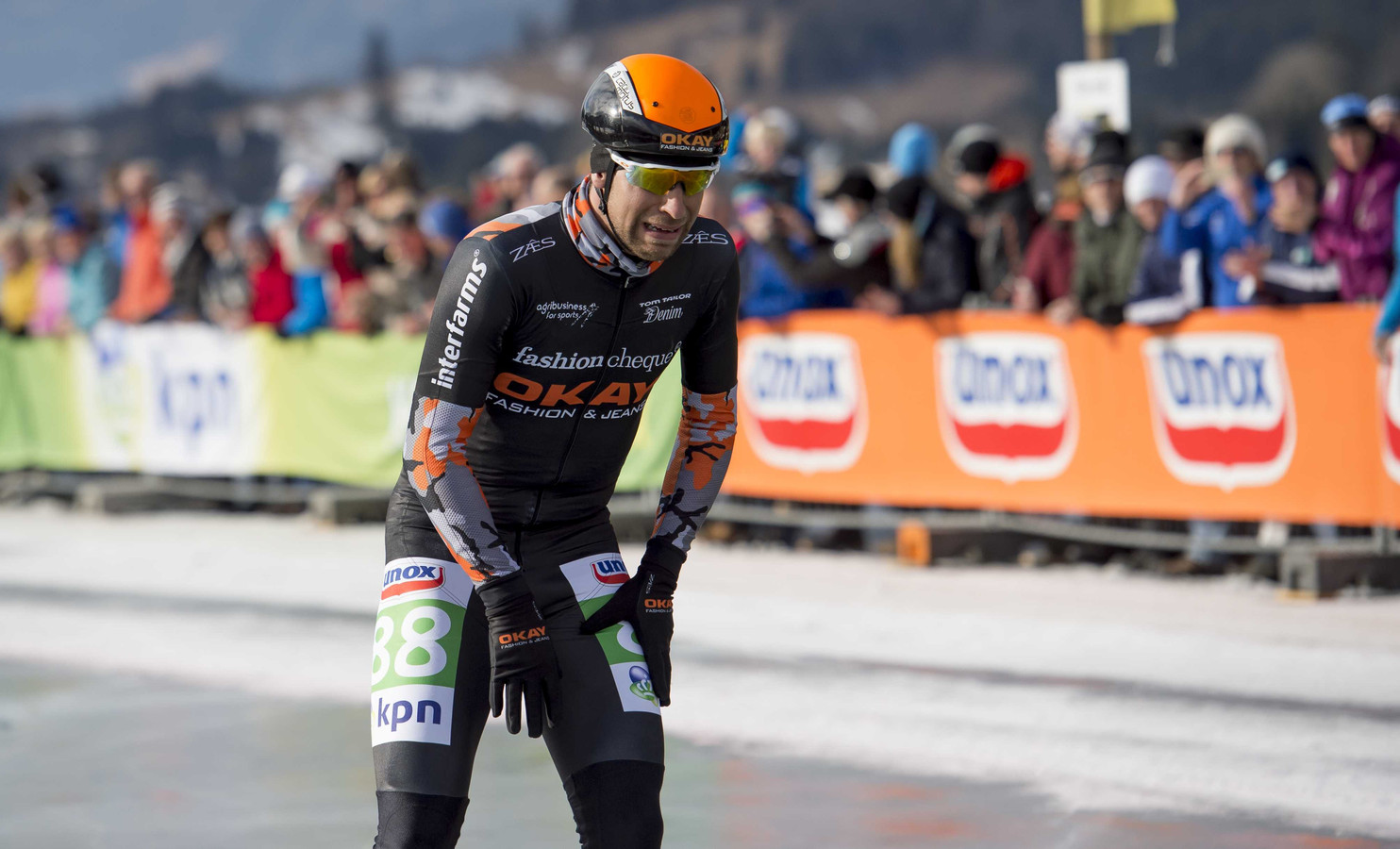 Ariëns wint na 200 kilometer de Alternatieve Elfstedentocht op de Weissensee in 2017.