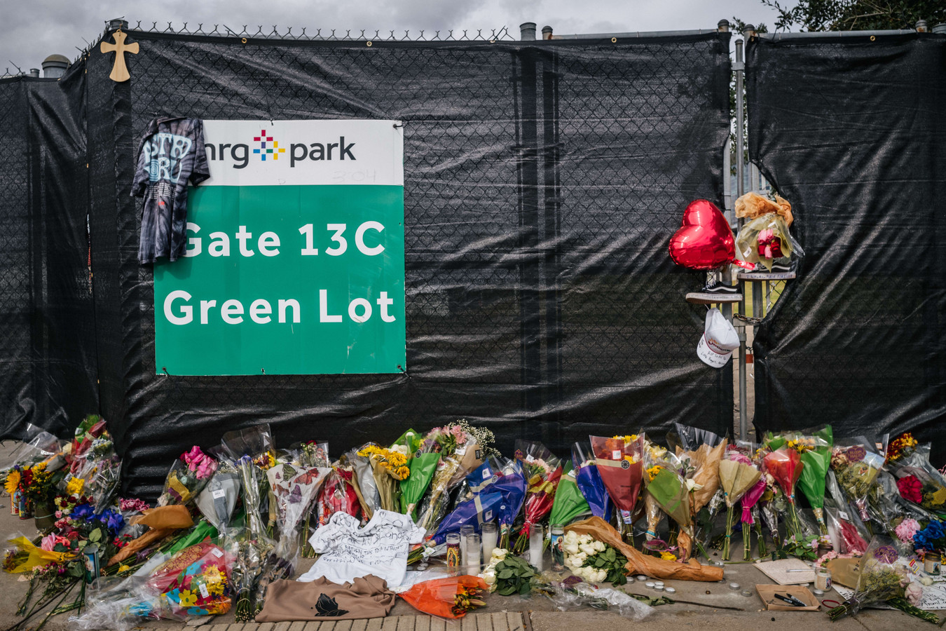 Een memorial voor de slachtoffers bij het Astroworld Festival.