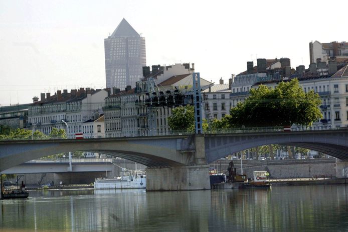 Honderden bruggen op autowegen in Frankrijk, zoals hier in Lyon, hebben dringend een opknapbeurt nodig.