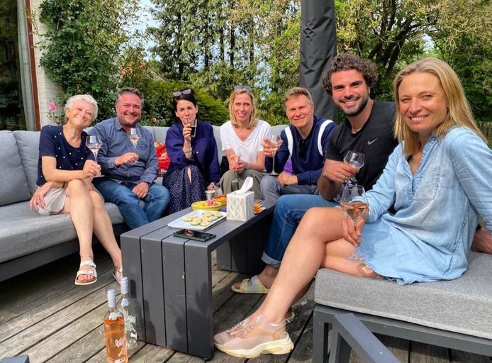 De laatste keer allemaal samen op het terras van Martine Tanghe: ‘Het journaal’-eindredacteur Stijn Verhaaren en ankers Fatma Taspinar, Annelies Van Herck, Wim De Vilder, Riadh Bahri en Goedele Wachters.