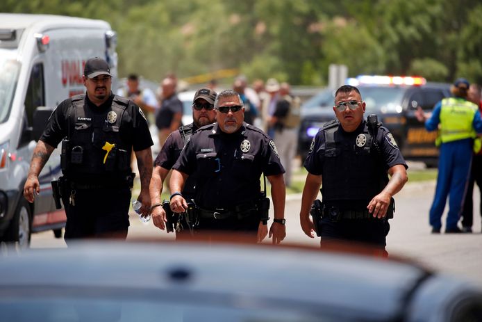 Agenten in de omgeving van de school in Uvalde, Texas waar dinsdag de schietpartij plaatsvond.