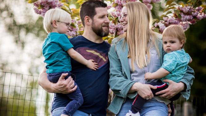 Sandra en Dave verliezen één van hun tweeling bij geboorte: ‘Zag ze al hand in hand door Disneyland stappen’