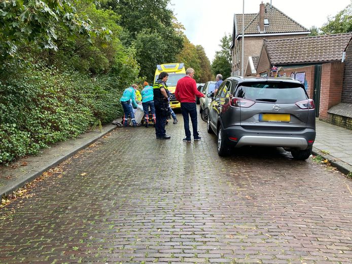Op de Schurenstraat in Deventer is een vrouw met haar fiets tegen een opslaande deur van een auto aan gefietst.