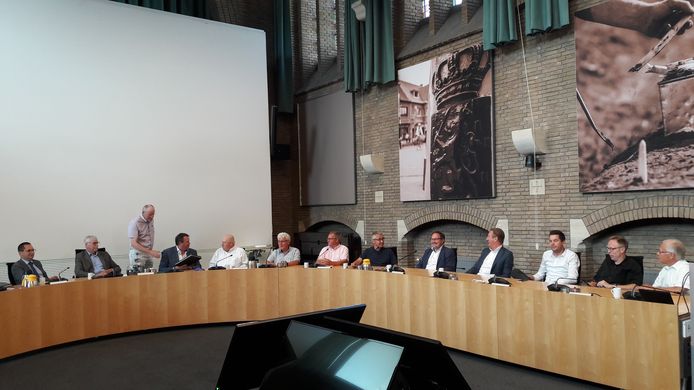 Op het gemeentehuis van Woensdrecht is dinsdagochtend het nieuwe coalitieakkoord van ABZ, CDA en VVD door alle betrokkenen ondertekend.