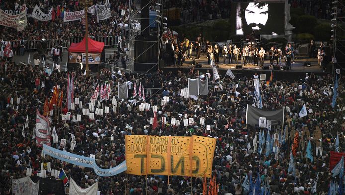 Duizenden Argentijnen kwamen vrijdag op straat om duidelijkheid te eisen over het lot van Santiago Maldonado, zoals hier op de Plaza de Mayo in Buenos Aires.