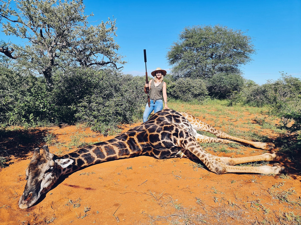 Merelize van der Merwe met de giraffe die ze doodschoot. Een Valentijnscadeau van haar man. Beeld Merelize van der Merwe
