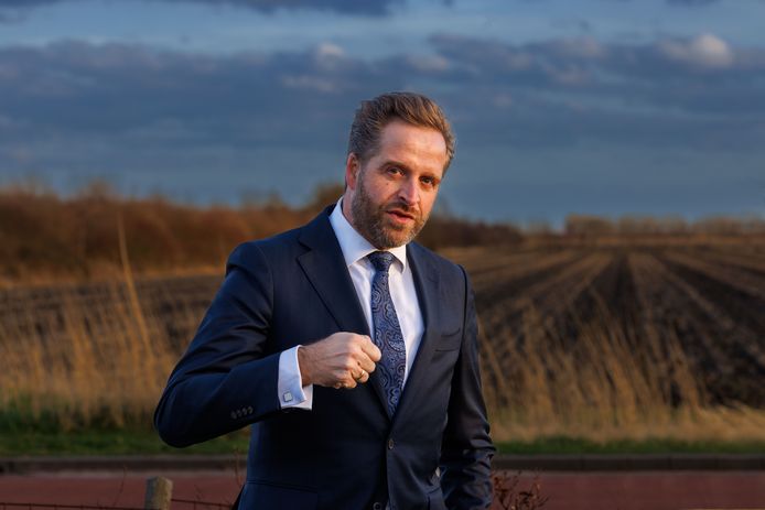 Minister van Wonen Hugo de Jonge op bezoek in Lelystad. Op de achtergrond akkers die nu nog eigendom zijn van het Rijksvastgoedbedrijf. De komende jaren moeten hier duizenden huizen worden gebouwd.