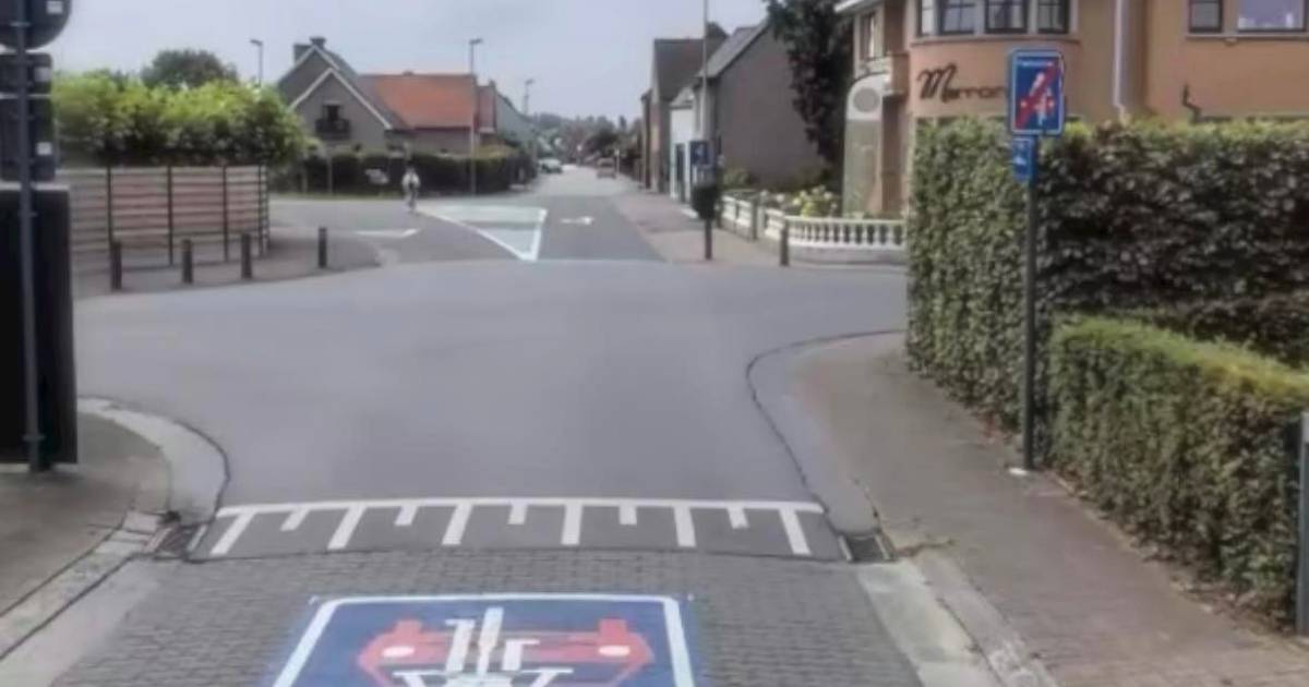 Fietser (55) negeert voorrang van rechts en belandt in ziekenhuis Zulte hln.be