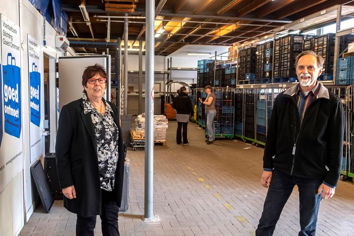 Voorzitter Corry Damen  (L.) & floormanager Jan Beukers van voedselbank Goed Ontmoet