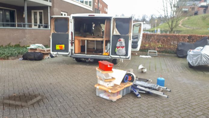 De fles met campinggas kon samen met andere inventaris nog op tijd uit de brandende camper worden gehaald.