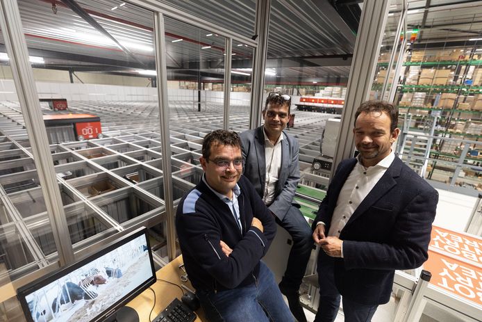 Directieleden Guus, Harrie en Mark Schippers (van links naar rechts) in het deels geautomatiseerde nieuwe distributiecentrum van The Schippers Group in Hapert.