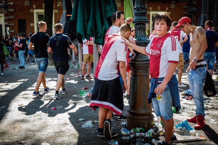 Na de 55e minuut drong de realiteit door op het Leidseplein: Ajax speelde 11 waar het had moeten winnen van De Graafschap en verspeelde zo het kampioenschap.