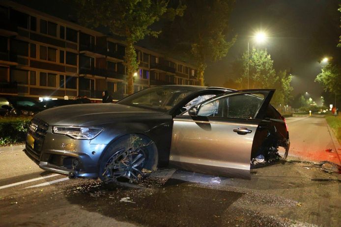 Deze Audi botste zaterdagnacht tegen een boom aan de Gestelseweg in Den Bosch. De bestuurder ging er vandoor.