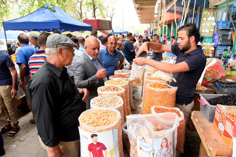 Een kraam met noten en rozijnen in de bazaar in het centrum van Bagdad. Beeld Munaf al-Saidy