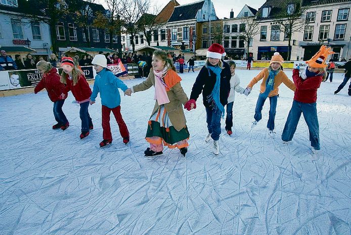 Al jaren zorgt de ijsbaan op de Markt in Harderwijk voor schaatsplezier, zoals hier in 2007.