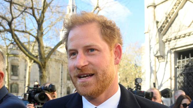 Prins Harry vandaag in rechtbank met Liz Hurley en Elton John om ‘criminele inbreuk op hun privacy’