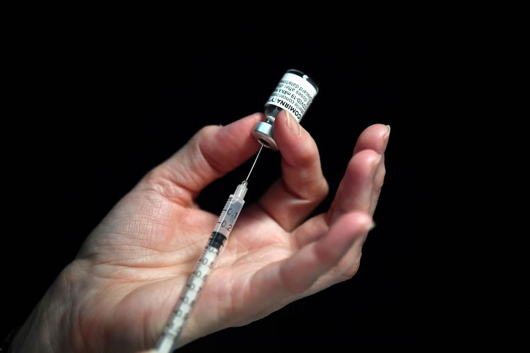 Dit Pfizer-BioNtech vaccin, of toch liever een van Janssen? Er zijn verschillen, maar die lijken vooral voer voor scherpslijpers.  Beeld AFP