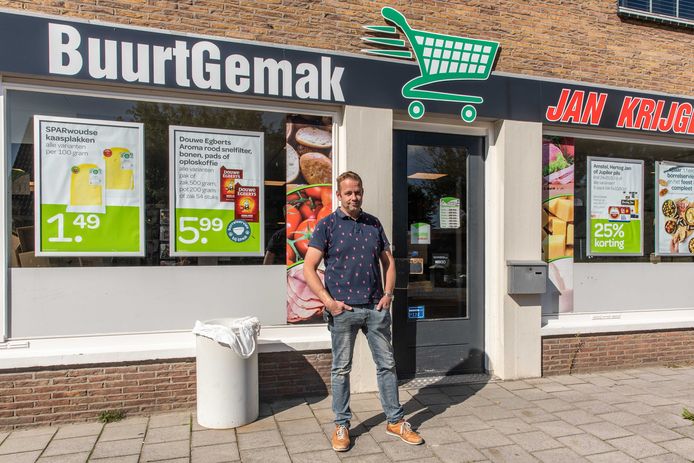 Eigenaar Jan Krijger voor zijn dorpswinkel in Borssele. BuurtGemak sluit de deuren, net als veel andere dorpswinkels.