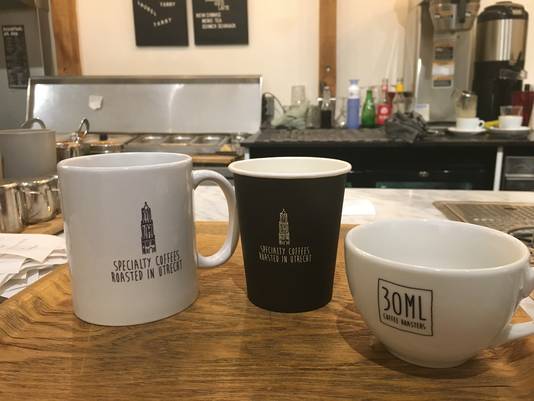 De koffiebekers van 30ml blijven, ongeacht welk filiaal, hun Utrechtse tintje behouden