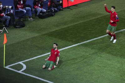 Bruno Fernandes trapt Portugal naar Qatar, Ronaldo mag naar z’n 5de WK - Lewandowski gidst Polen voorbij Zweden
