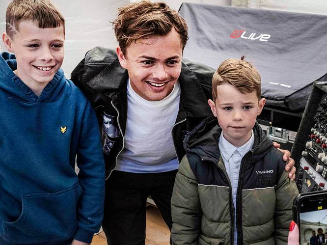 Flemming legt concert stil als 8-jarige Noah wordt geraakt door blik bier