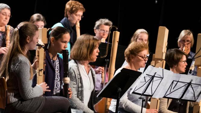 Orkest Pas de Quoi bijgestaan door koor en dansers tijdens nieuwjaarsconcert van Academie Schoten  