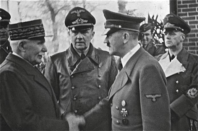 Pétain (l.) samen met Hitler in 1942.