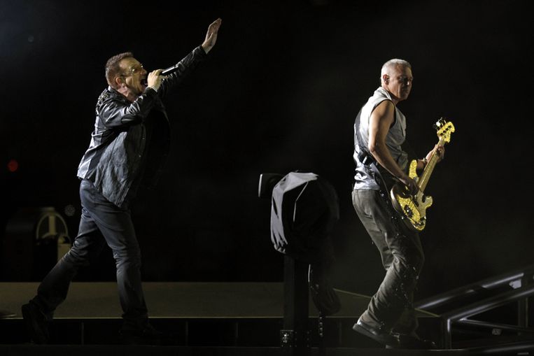 Bono tijdens het concert dinsdagavond in Barcelona (AFP) Beeld 