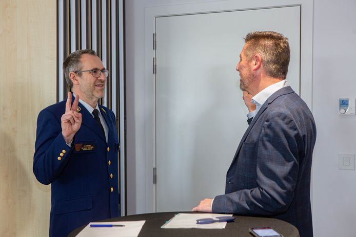 Hoofdcommissaris David Cummins legt de eed als korpschef af in handen van Kris Poelaert, voorzitter van het politiecollege.