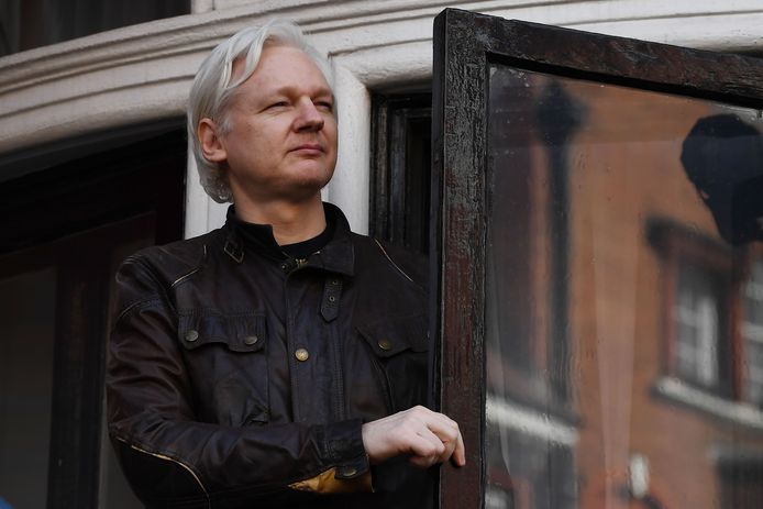 Wikileaks-oprichter Julian Assange op het balkon van de ambassade van Ecuador in Londen.