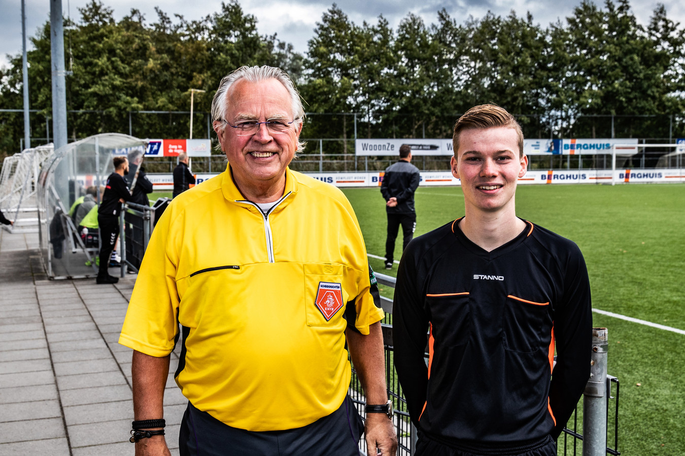 Scheidsrechters Henk van Bussel (links) en Luuk Loman van SV Schalkhaar.