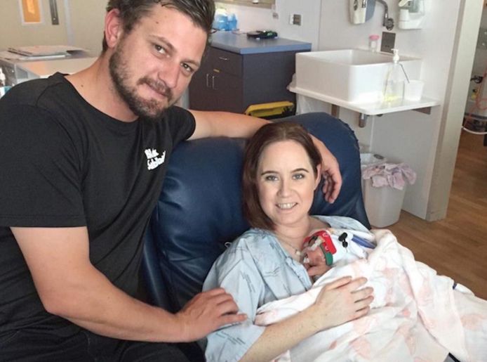 Kate Meldrum in het ziekenhuis met haar verloofde Joe Turner en haar te vroeg geboren dochtertje Ruby.