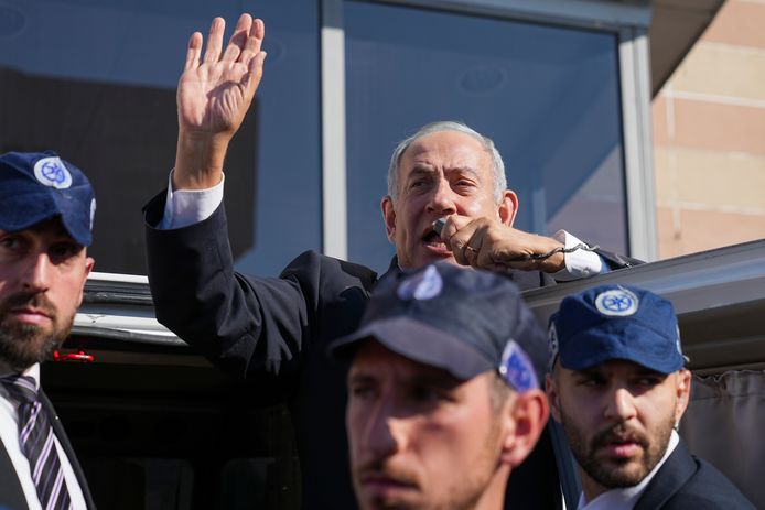 Benjamin Netanyahu zwaaide vandaag tijdens de verkiezingsdag naar zijn aanhangers.