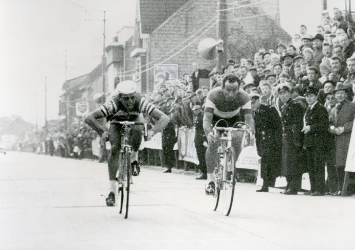 Tom Simpson spurtte naar de bloemen in de Ronde van Vlaanderen van 1961.