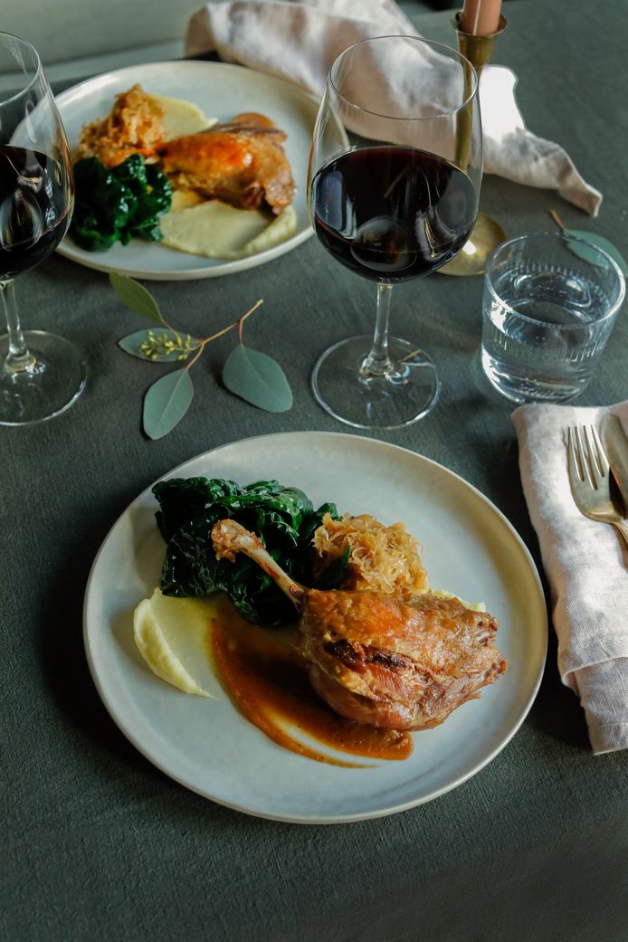 Kerstmenu hoofdgerecht van Crisp: gekonfijte eendenbout met zuurkool en cavolo nero.