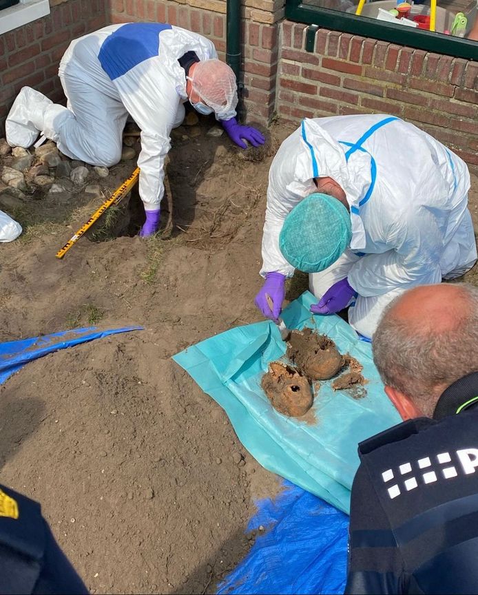 In een achtertuin aan de Snoeckgensheuvel in Amersfoort hebben konijnen van bewoners lichaamsresten van zeker drie personen gevonden.