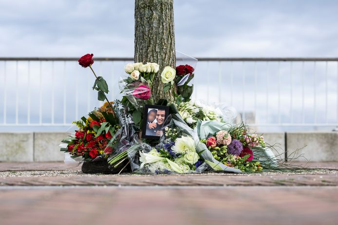 Op de Lentse Warande is een monumentje opgericht voor de door geweld om het leven gekomen Omar (29).