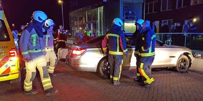 De grijze BMW waarmee de vermoedelijke  overvaller en zijn slachtoffer crashten.